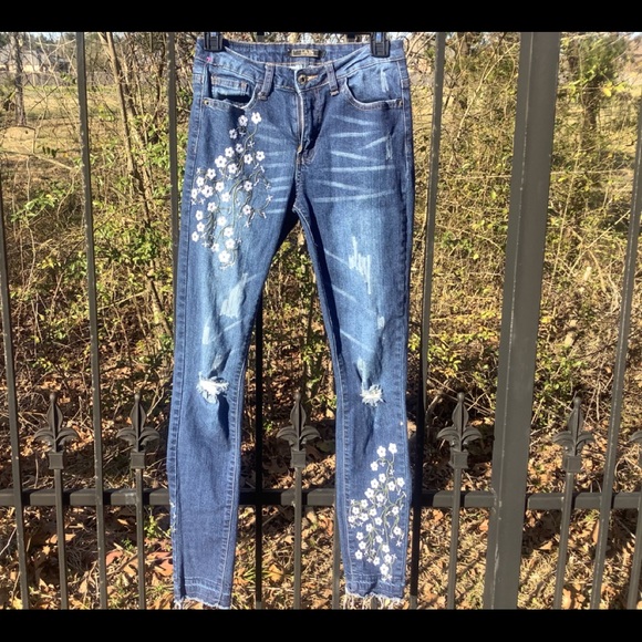 L&B  lucky & blessed  cherry blossom embroidered - Picture 2 of 11